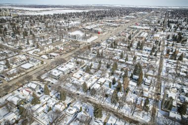 İHA görüntüsü, yerleşim alanları ve yeşil alanlarıyla Haultain, Saskatoon 'un cazibesini sergiliyor..