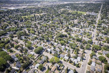 Nutana Park, Saskatoon 'un insansız hava aracı görüntüsü, sakin yerleşim alanlarını ve yemyeşil alanları vurguluyor..