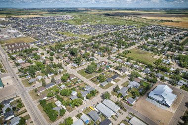 İnsansız hava aracı, yaz mevsiminde Saskatchewan 'daki Warman kasabasını yakalıyor ve yemyeşil ve canlı atmosferle çevrili banliyö ve yerleşim alanlarını vurguluyor.