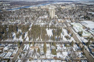 İHA görüntüsü Varsity View, Saskatoon 'un eşsiz karakterini, konut ve yeşil alanların karışımıyla yakalıyor.