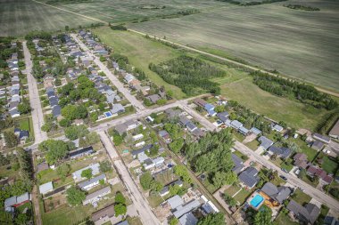 İnsansız hava aracı, Saskatchewan 'daki Dalmeny kasabasını yaz mevsiminde yakalıyor. Canlı yeşillik ve sakin atmosferini gözler önüne seriyor.