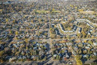 İnsansız hava aracı görüntüsü Saskatoon 'daki Kraliçe Elizabeth' in büyüleyici konutsal özellikleri ve renkli sonbahar yeşillikleriyle görüntüsünü yakalıyor.