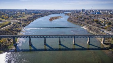 North Park, Saskatoon 'u gösteren İHA görüntüsü, rahat yerleşim alanları ve yeşil alanlarıyla.