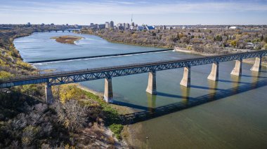 North Park, Saskatoon 'u gösteren İHA görüntüsü, rahat yerleşim alanları ve yeşil alanlarıyla.