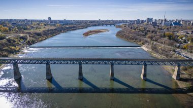 North Park, Saskatoon 'u gösteren İHA görüntüsü, rahat yerleşim alanları ve yeşil alanlarıyla.