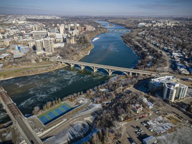 İnsansız hava araçları yaz mevsiminde Saskatoon şehir merkezinin enerjik ve enerjik perspektifine bakıyorlar. Şehrin hareketli caddelerle, parıldayan gökdelerle ve kentsel yaşamın neşeli uğultusuyla canlandığı yer..