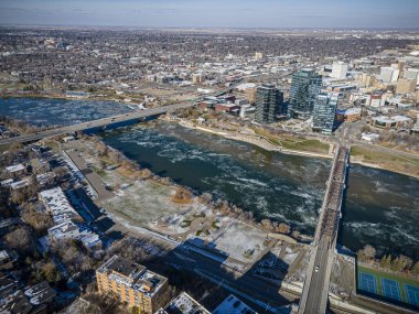 İnsansız hava araçları yaz mevsiminde Saskatoon şehir merkezinin enerjik ve enerjik perspektifine bakıyorlar. Şehrin hareketli caddelerle, parıldayan gökdelerle ve kentsel yaşamın neşeli uğultusuyla canlandığı yer..