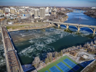 İnsansız hava araçları yaz mevsiminde Saskatoon şehir merkezinin enerjik ve enerjik perspektifine bakıyorlar. Şehrin hareketli caddelerle, parıldayan gökdelerle ve kentsel yaşamın neşeli uğultusuyla canlandığı yer..