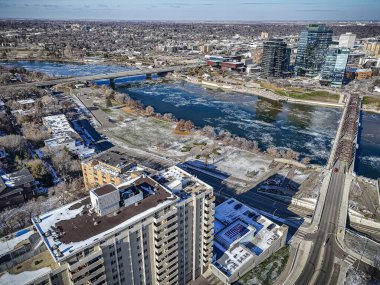 İnsansız hava araçları yaz mevsiminde Saskatoon şehir merkezinin enerjik ve enerjik perspektifine bakıyorlar. Şehrin hareketli caddelerle, parıldayan gökdelerle ve kentsel yaşamın neşeli uğultusuyla canlandığı yer..