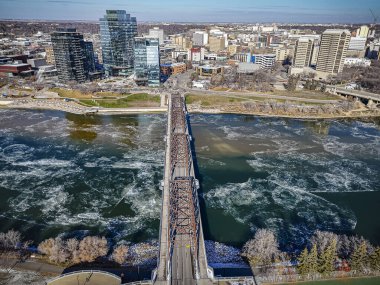 İnsansız hava araçları yaz mevsiminde Saskatoon şehir merkezinin enerjik ve enerjik perspektifine bakıyorlar. Şehrin hareketli caddelerle, parıldayan gökdelerle ve kentsel yaşamın neşeli uğultusuyla canlandığı yer..