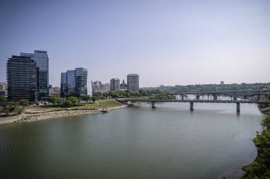 İnsansız hava araçları yaz mevsiminde Saskatoon şehir merkezinin enerjik ve enerjik perspektifine bakıyorlar. Şehrin hareketli caddelerle, parıldayan gökdelerle ve kentsel yaşamın neşeli uğultusuyla canlandığı yer..