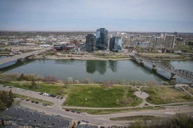 İnsansız hava araçları yaz mevsiminde Saskatoon şehir merkezinin enerjik ve enerjik perspektifine bakıyorlar. Şehrin hareketli caddelerle, parıldayan gökdelerle ve kentsel yaşamın neşeli uğultusuyla canlandığı yer..