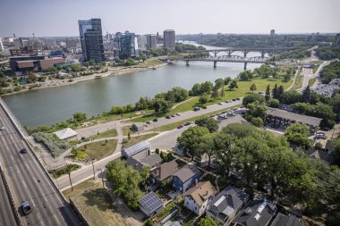 İnsansız hava araçları yaz mevsiminde Saskatoon şehir merkezinin enerjik ve enerjik perspektifine bakıyorlar. Şehrin hareketli caddelerle, parıldayan gökdelerle ve kentsel yaşamın neşeli uğultusuyla canlandığı yer..