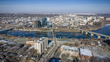 İnsansız hava araçları yaz mevsiminde Saskatoon şehir merkezinin enerjik ve enerjik perspektifine bakıyorlar. Şehrin hareketli caddelerle, parıldayan gökdelerle ve kentsel yaşamın neşeli uğultusuyla canlandığı yer..