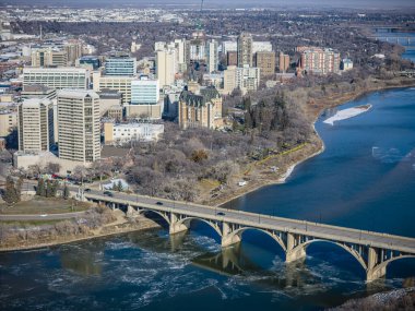 İnsansız hava araçları yaz mevsiminde Saskatoon şehir merkezinin enerjik ve enerjik perspektifine bakıyorlar. Şehrin hareketli caddelerle, parıldayan gökdelerle ve kentsel yaşamın neşeli uğultusuyla canlandığı yer..