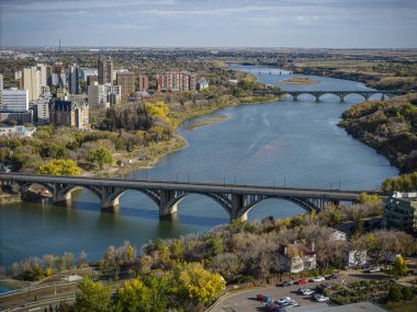 İnsansız hava araçları yaz mevsiminde Saskatoon şehir merkezinin enerjik ve enerjik perspektifine bakıyorlar. Şehrin hareketli caddelerle, parıldayan gökdelerle ve kentsel yaşamın neşeli uğultusuyla canlandığı yer..