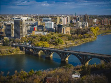 İnsansız hava araçları yaz mevsiminde Saskatoon şehir merkezinin enerjik ve enerjik perspektifine bakıyorlar. Şehrin hareketli caddelerle, parıldayan gökdelerle ve kentsel yaşamın neşeli uğultusuyla canlandığı yer..