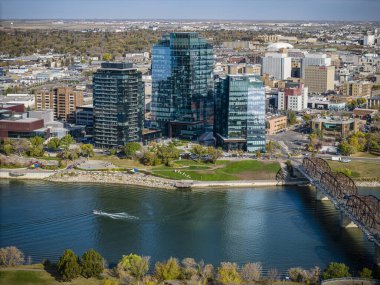 İnsansız hava araçları yaz mevsiminde Saskatoon şehir merkezinin enerjik ve enerjik perspektifine bakıyorlar. Şehrin hareketli caddelerle, parıldayan gökdelerle ve kentsel yaşamın neşeli uğultusuyla canlandığı yer..