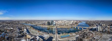 İnsansız hava araçları yaz mevsiminde Saskatoon şehir merkezinin enerjik ve enerjik perspektifine bakıyorlar. Şehrin hareketli caddelerle, parıldayan gökdelerle ve kentsel yaşamın neşeli uğultusuyla canlandığı yer..