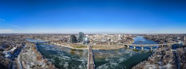 İnsansız hava araçları yaz mevsiminde Saskatoon şehir merkezinin enerjik ve enerjik perspektifine bakıyorlar. Şehrin hareketli caddelerle, parıldayan gökdelerle ve kentsel yaşamın neşeli uğultusuyla canlandığı yer..