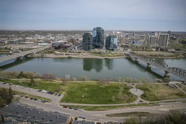 İnsansız hava araçları yaz mevsiminde Saskatoon şehir merkezinin enerjik ve enerjik perspektifine bakıyorlar. Şehrin hareketli caddelerle, parıldayan gökdelerle ve kentsel yaşamın neşeli uğultusuyla canlandığı yer..
