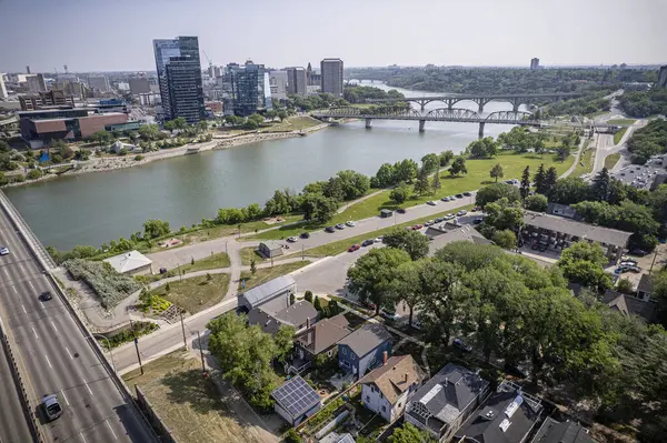 İnsansız hava araçları yaz mevsiminde Saskatoon şehir merkezinin enerjik ve enerjik perspektifine bakıyorlar. Şehrin hareketli caddelerle, parıldayan gökdelerle ve kentsel yaşamın neşeli uğultusuyla canlandığı yer..