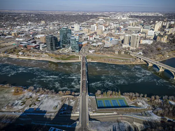 Eine Drohnenperspektive Auf Die Energiegeladene Und Pulsierende Innenstadt Von Saskatoon Stockbild