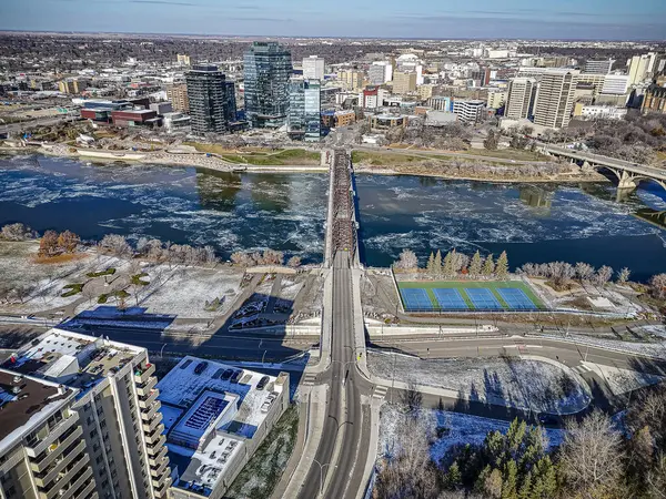 Perspektywa Dronów Energicznego Tętniącego Życiem Śródmieścia Saskatoon Sezonie Letnim Gdzie Obraz Stockowy