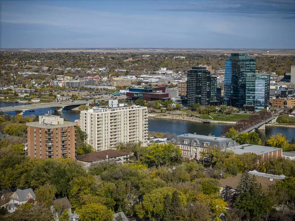 Ett Drönarperspektiv Den Energiska Och Pulserande Downtown Saskatoon Sommarsäsongen Där Stockbild