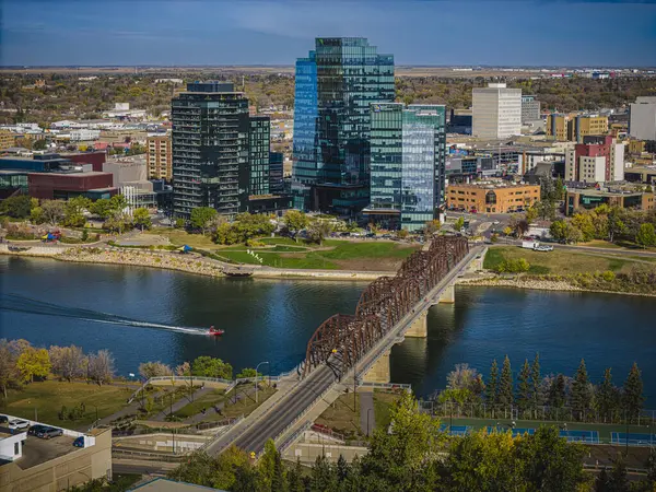 Ett Drönarperspektiv Den Energiska Och Pulserande Downtown Saskatoon Sommarsäsongen Där Royaltyfria Stockbilder