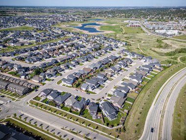Saskatchewan, Saskatchewan 'daki Rosewood mahallesinin yüksek çözünürlüklü hava aracı fotoğrafı, bu büyüyen yerleşim yerindeki modern evleri, parkları, yeşil alanları ve iyi planlanmış caddeleri yakalıyor..