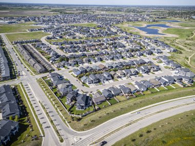 Saskatchewan, Saskatchewan 'daki Rosewood mahallesinin yüksek çözünürlüklü hava aracı fotoğrafı, bu büyüyen yerleşim yerindeki modern evleri, parkları, yeşil alanları ve iyi planlanmış caddeleri yakalıyor..