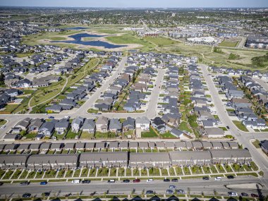 Saskatchewan, Saskatchewan 'daki Rosewood mahallesinin yüksek çözünürlüklü hava aracı fotoğrafı, bu büyüyen yerleşim yerindeki modern evleri, parkları, yeşil alanları ve iyi planlanmış caddeleri yakalıyor..