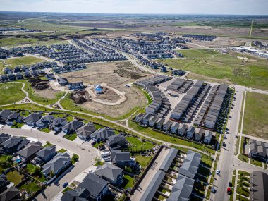 Saskatchewan, Saskatchewan 'daki Rosewood mahallesinin yüksek çözünürlüklü hava aracı fotoğrafı, bu büyüyen yerleşim yerindeki modern evleri, parkları, yeşil alanları ve iyi planlanmış caddeleri yakalıyor..