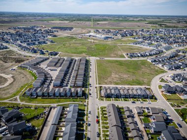 Saskatchewan, Saskatchewan 'daki Rosewood mahallesinin yüksek çözünürlüklü hava aracı fotoğrafı, bu büyüyen yerleşim yerindeki modern evleri, parkları, yeşil alanları ve iyi planlanmış caddeleri yakalıyor..