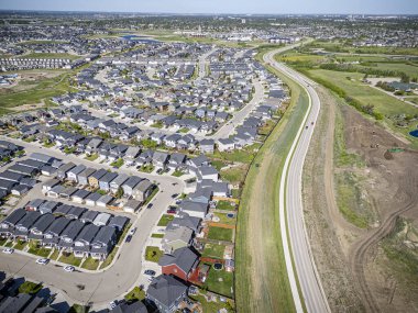 Saskatchewan, Saskatchewan 'daki Rosewood mahallesinin yüksek çözünürlüklü hava aracı fotoğrafı, bu büyüyen yerleşim yerindeki modern evleri, parkları, yeşil alanları ve iyi planlanmış caddeleri yakalıyor..