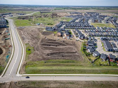 Saskatchewan, Saskatchewan 'daki Rosewood mahallesinin yüksek çözünürlüklü hava aracı fotoğrafı, bu büyüyen yerleşim yerindeki modern evleri, parkları, yeşil alanları ve iyi planlanmış caddeleri yakalıyor..
