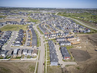 Saskatchewan, Saskatchewan 'daki Rosewood mahallesinin yüksek çözünürlüklü hava aracı fotoğrafı, bu büyüyen yerleşim yerindeki modern evleri, parkları, yeşil alanları ve iyi planlanmış caddeleri yakalıyor..