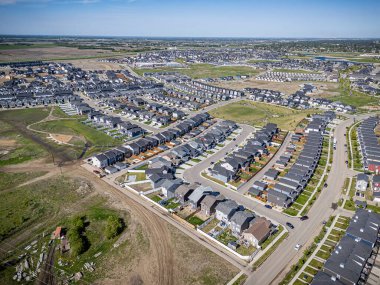 Saskatchewan, Saskatchewan 'daki Rosewood mahallesinin yüksek çözünürlüklü hava aracı fotoğrafı, bu büyüyen yerleşim yerindeki modern evleri, parkları, yeşil alanları ve iyi planlanmış caddeleri yakalıyor..