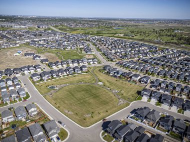 Saskatchewan, Saskatchewan 'daki Rosewood mahallesinin yüksek çözünürlüklü hava aracı fotoğrafı, bu büyüyen yerleşim yerindeki modern evleri, parkları, yeşil alanları ve iyi planlanmış caddeleri yakalıyor..