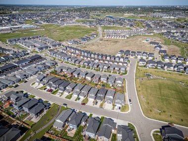 Saskatchewan, Saskatchewan 'daki Rosewood mahallesinin yüksek çözünürlüklü hava aracı fotoğrafı, bu büyüyen yerleşim yerindeki modern evleri, parkları, yeşil alanları ve iyi planlanmış caddeleri yakalıyor..