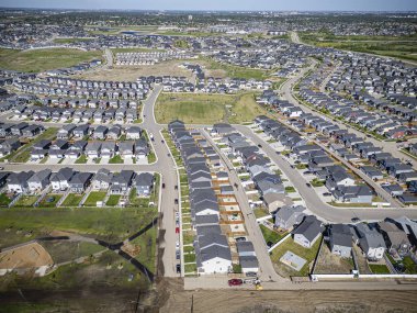 Saskatchewan, Saskatchewan 'daki Rosewood mahallesinin yüksek çözünürlüklü hava aracı fotoğrafı, bu büyüyen yerleşim yerindeki modern evleri, parkları, yeşil alanları ve iyi planlanmış caddeleri yakalıyor..