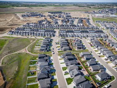 Saskatchewan, Saskatchewan 'daki Rosewood mahallesinin yüksek çözünürlüklü hava aracı fotoğrafı, bu büyüyen yerleşim yerindeki modern evleri, parkları, yeşil alanları ve iyi planlanmış caddeleri yakalıyor..