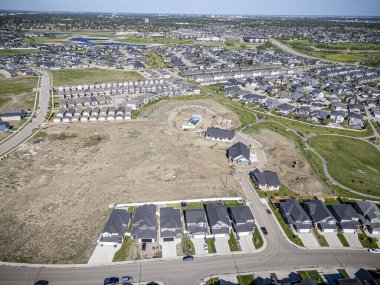 Saskatchewan, Saskatchewan 'daki Rosewood mahallesinin yüksek çözünürlüklü hava aracı fotoğrafı, bu büyüyen yerleşim yerindeki modern evleri, parkları, yeşil alanları ve iyi planlanmış caddeleri yakalıyor..