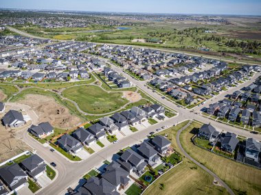 Saskatchewan, Saskatchewan 'daki Rosewood mahallesinin yüksek çözünürlüklü hava aracı fotoğrafı, bu büyüyen yerleşim yerindeki modern evleri, parkları, yeşil alanları ve iyi planlanmış caddeleri yakalıyor..
