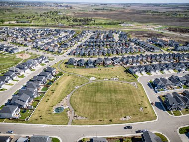 Saskatchewan, Saskatchewan 'daki Rosewood mahallesinin yüksek çözünürlüklü hava aracı fotoğrafı, bu büyüyen yerleşim yerindeki modern evleri, parkları, yeşil alanları ve iyi planlanmış caddeleri yakalıyor..