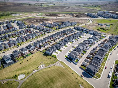 Saskatchewan, Saskatchewan 'daki Rosewood mahallesinin yüksek çözünürlüklü hava aracı fotoğrafı, bu büyüyen yerleşim yerindeki modern evleri, parkları, yeşil alanları ve iyi planlanmış caddeleri yakalıyor..