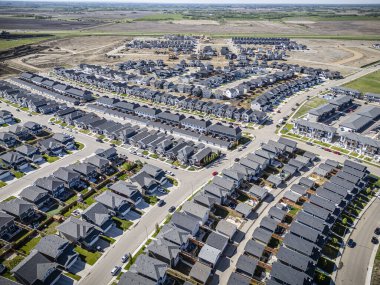 Saskatchewan, Saskatchewan 'daki Rosewood mahallesinin yüksek çözünürlüklü hava aracı fotoğrafı, bu büyüyen yerleşim yerindeki modern evleri, parkları, yeşil alanları ve iyi planlanmış caddeleri yakalıyor..