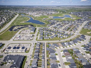 Saskatchewan, Saskatchewan 'daki Rosewood mahallesinin yüksek çözünürlüklü hava aracı fotoğrafı, bu büyüyen yerleşim yerindeki modern evleri, parkları, yeşil alanları ve iyi planlanmış caddeleri yakalıyor..