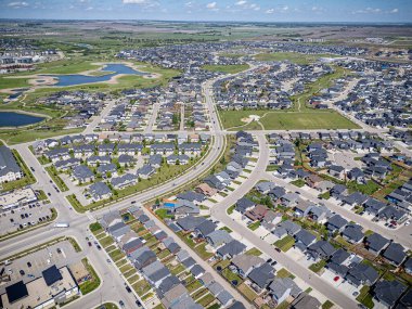 Saskatchewan, Saskatchewan 'daki Rosewood mahallesinin yüksek çözünürlüklü hava aracı fotoğrafı, bu büyüyen yerleşim yerindeki modern evleri, parkları, yeşil alanları ve iyi planlanmış caddeleri yakalıyor..